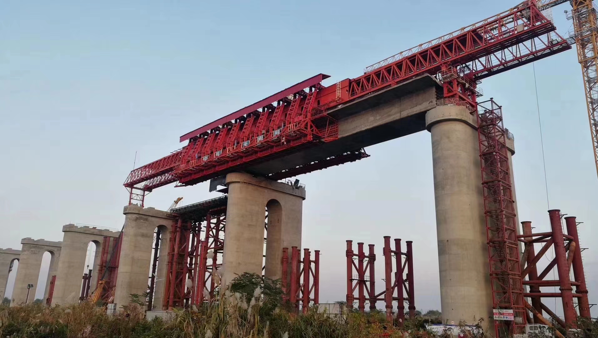 四川雅安移動模架廠家 稠度與節奏的契合：移動模架混凝土配合比與施工速度的匹配邏輯?